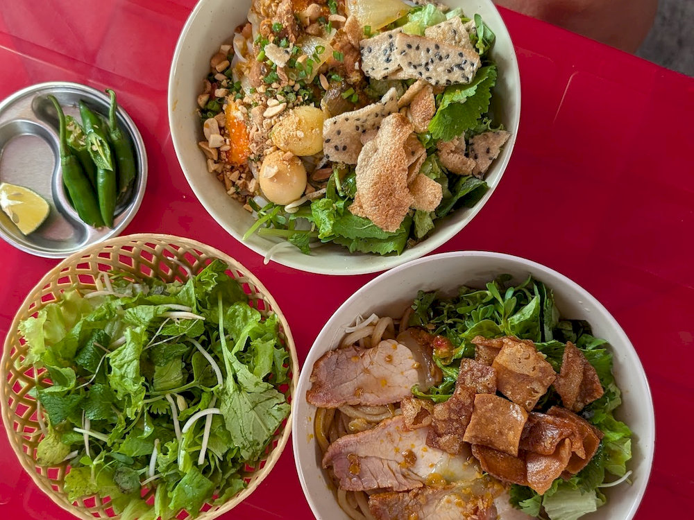 Reviewers often highlight its generous portions and great value for money in the Old Town area